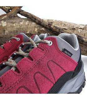 primer plano del la piel color burdeos y del cierre de cordones de la zapatilla de trekking mujer