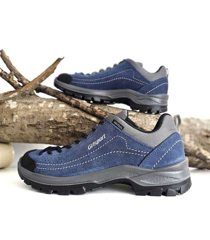 Vista de los dos perfiles de zapatillas de trekking azules de mujer cómodas