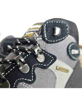 Detalle del corte y cierre de cordones de bota senderismo mujer Grisport