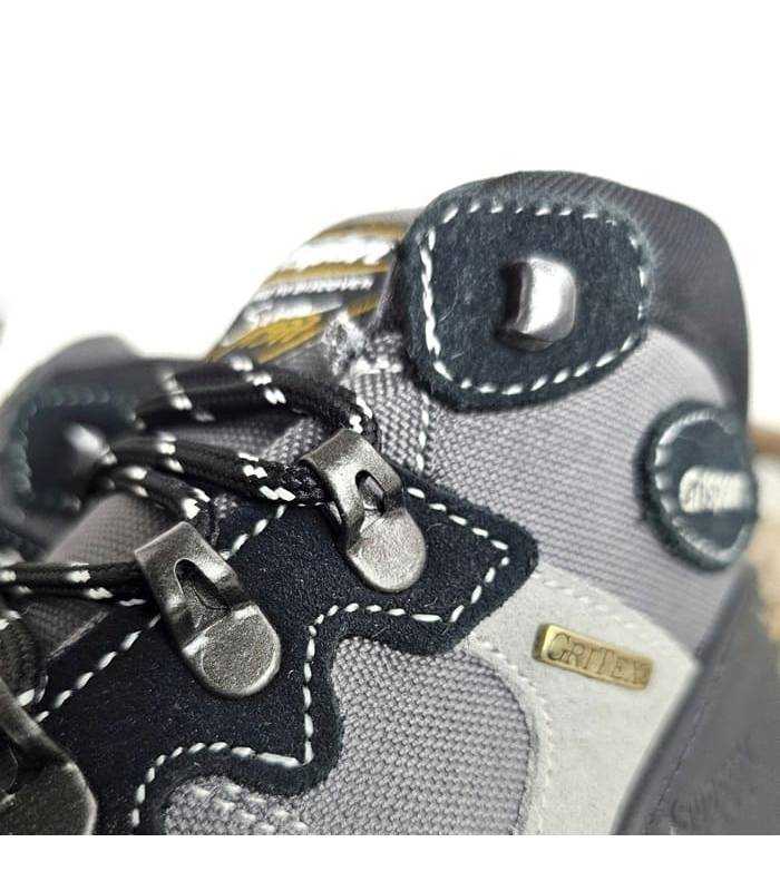 Detalle del corte y cierre de cordones de bota senderismo mujer Grisport