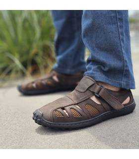 hombre posando con las sandalias de piel de Vimart