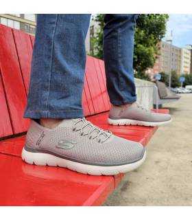 Zapatyillas Skechers slip-ins de Skechers puestas en un hombre posando en un banco