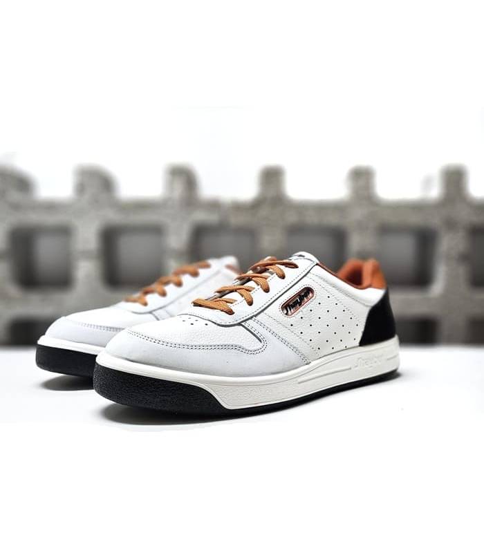 vista de medio perfil de zapatillas deportivas de cordones blancas de Jahyber