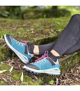 zapatillas senderismo mujer azul puesta en descanso sobre escalón con cordones fucsia y suela antideslizante Grisport