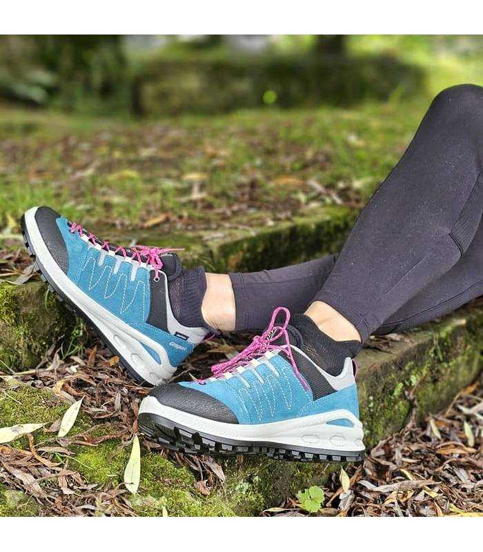 zapatillas senderismo mujer azul puesta en descanso sobre escalón con cordones fucsia y suela antideslizante Grisport