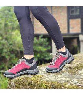zapatillas trekking mujer burdeos Grisport Dakar puesta sobre roca con cordones grises