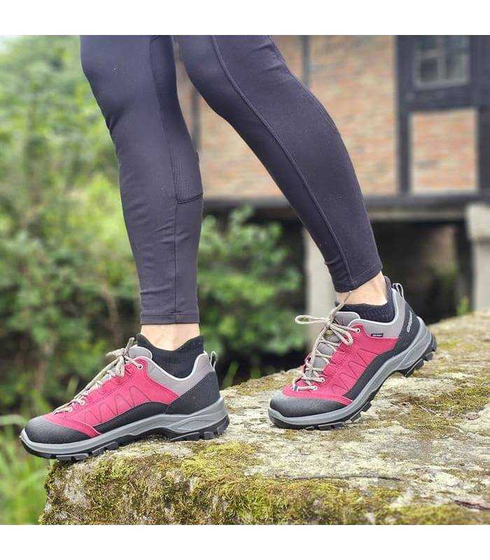 zapatillas trekking mujer burdeos Grisport Dakar puesta sobre roca con cordones grises