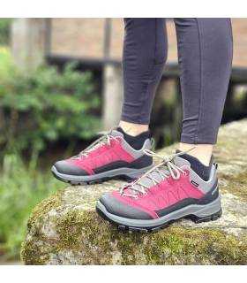 zapatillas senderismo mujer burdeos Grisport Dakar puesta con suela antideslizante puestas