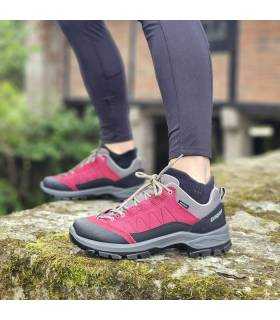 Modelo con las zapatillas trekking mujer Dakar Grisport burdeos puesta para senderismo puestas