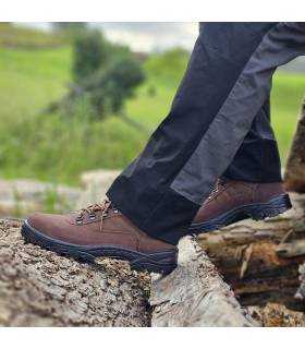 hombre con las botas marrones puestas en entorno rural