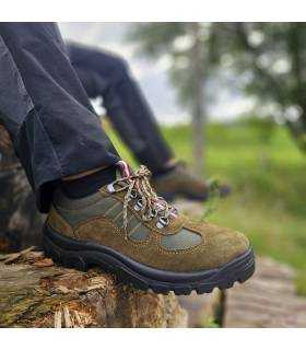 Hombre en el campo con la zapatilla de sendersimo verde de Postigo