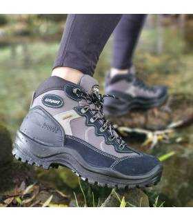 Primer plano de la botas de mujer de senderismo impermeable de Grisport  puesta en los pies