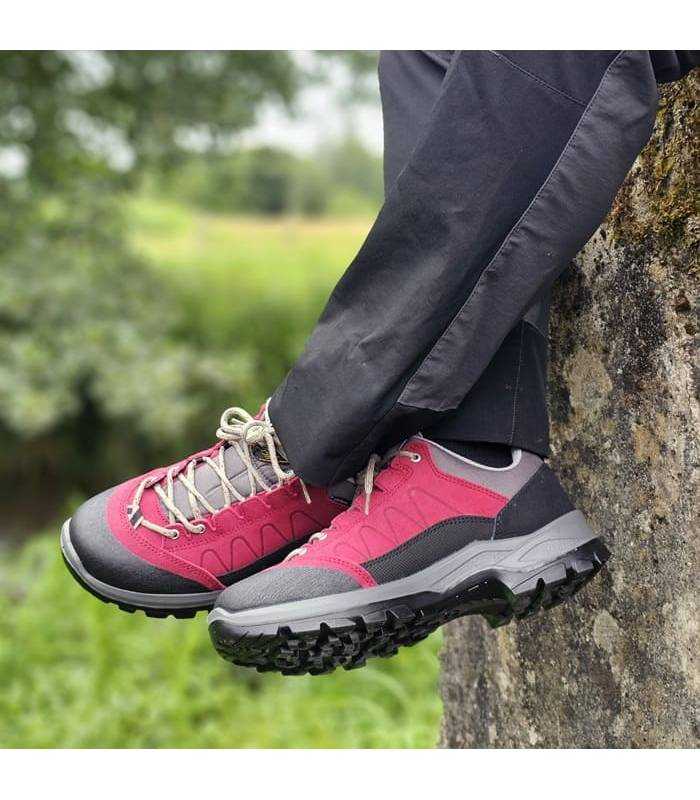Zapatilla senderismo impermeable de hombre puestas