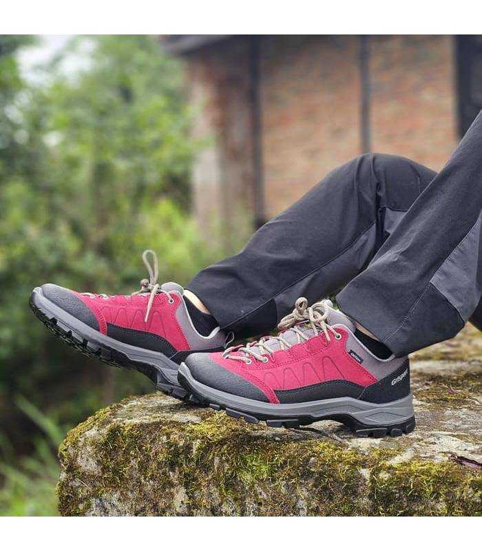 hombre posando sentado con las zapatillas de trekking de piel impermeables de Grisport