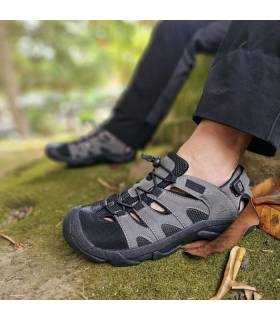 Sandalias trekking hombre Nicoboco Kunan negra y gris con cordones elásticos y suela antideslizante puesta en modelo