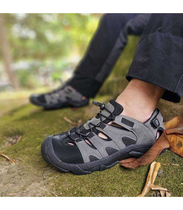 Sandalias trekking hombre Nicoboco Kunan negra y gris con cordones elásticos y suela antideslizante puesta en modelo