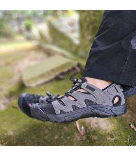 Sandalia deportiva trekking hombre Kunan de Nicoboco, diseño resistente y transpirable con puntera reforzada puesta en el campo