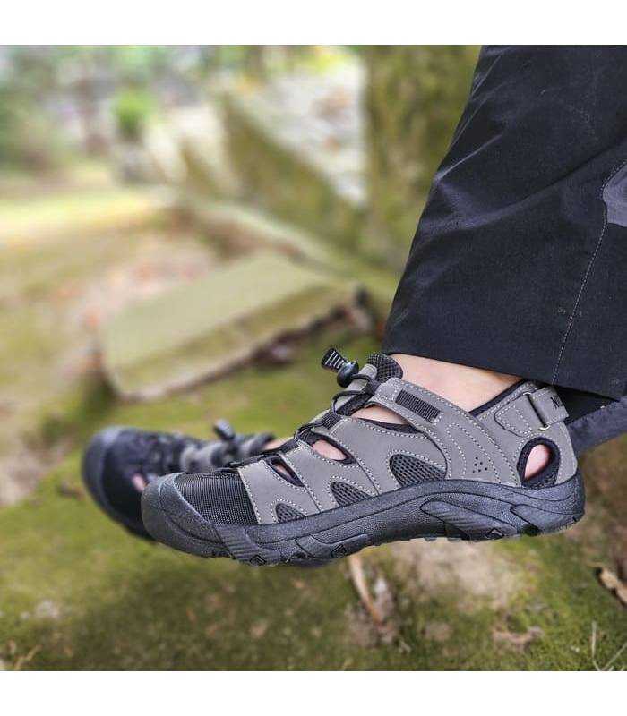 Sandalia deportiva trekking hombre Kunan de Nicoboco, diseño resistente y transpirable con puntera reforzada puesta en el campo