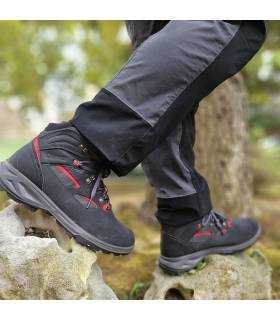 Bota de senderismo con membrana de Goretex para hombre puesta