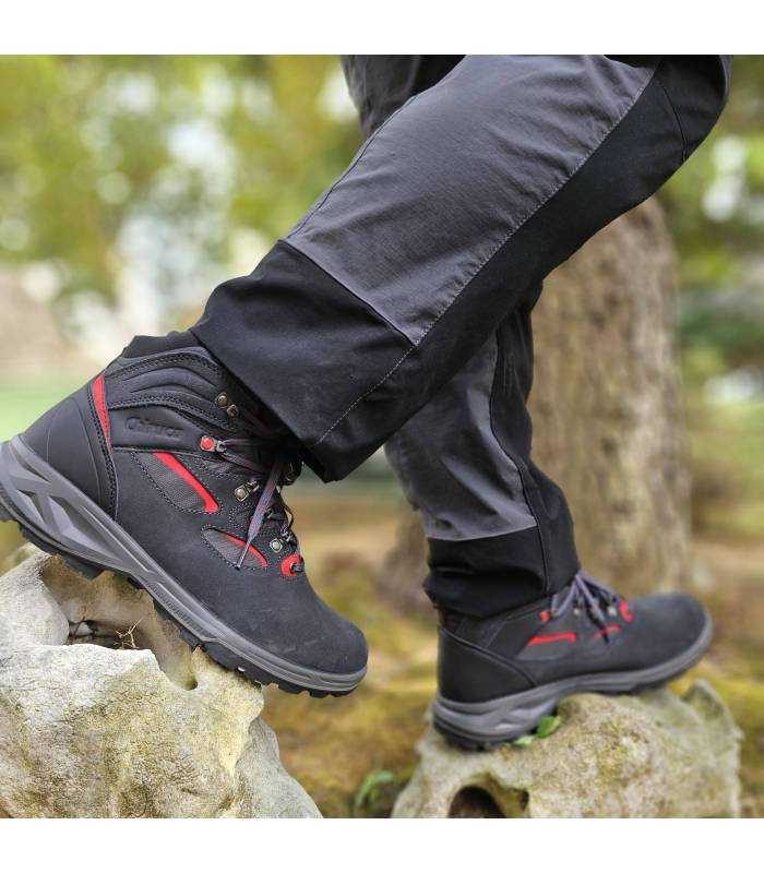 Bota de senderismo con membrana de Goretex para hombre puesta