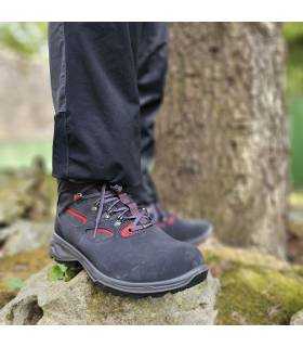 Hombre posando en una roca con las botas de senderismo modelo Espepa de Chiruca