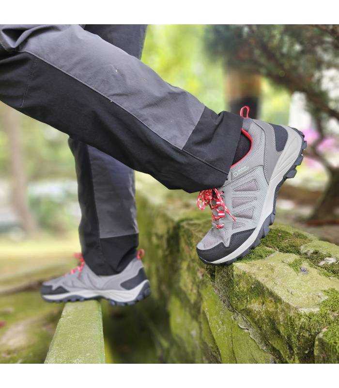 honbre andando con las zapatillas de senderimo grises de Elementerre puestas