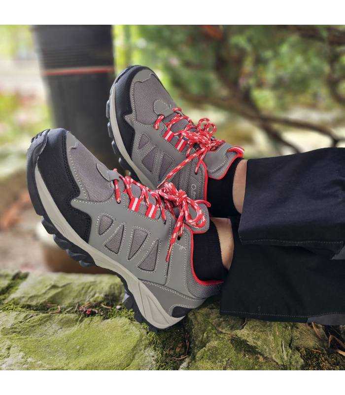 pies cruzados con la zapatilla con protección frente al agua puestas