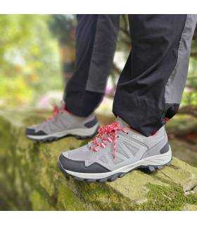 Zapatilla trekking de hombre con corte en nylon con refuerzos sintéticos puestas