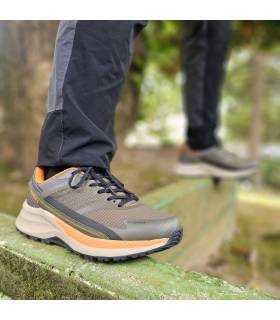 Hombre luciendo las zapatillas de senderismo de Paredes puestas