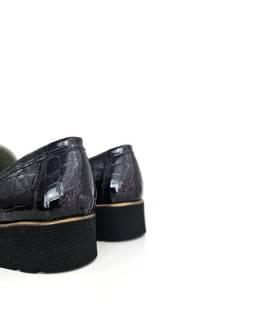 vista trasera de mocasín negro mujer cuña ligera Nival