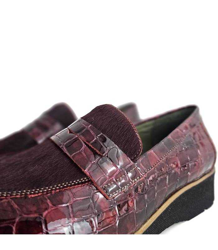 detalle del antifaz del mocasín mujer piel charol burdeos con pelo