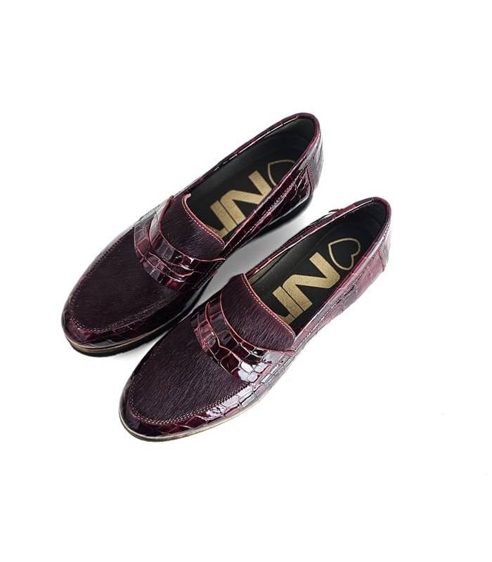vistos dsde arriba los mocasines burdeos de Nival para mujer