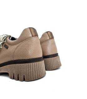vista trasera de los zapatos con plataforma de Nival color beige