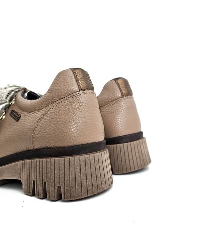 vista trasera de los zapatos con plataforma de Nival color beige