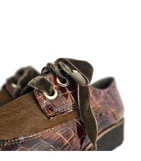 Detalle cordones terciopelo marrón zapatos mujer Angela