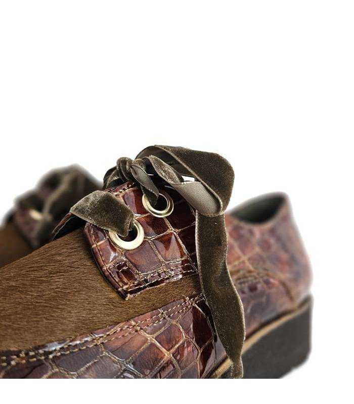 Detalle cordones terciopelo marrón zapatos mujer Angela