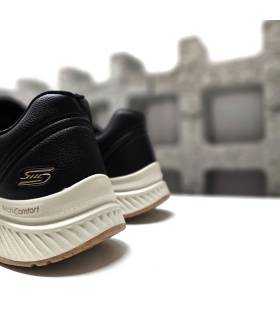Vista del talon de la zapatilla negra de mujer de Skechers.