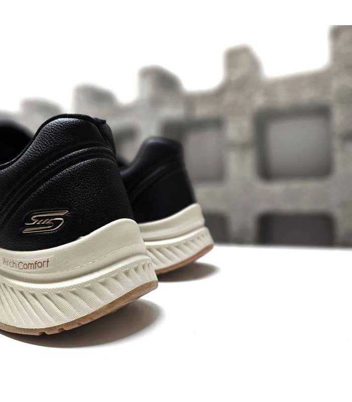 Vista del talon de la zapatilla negra de mujer de Skechers.