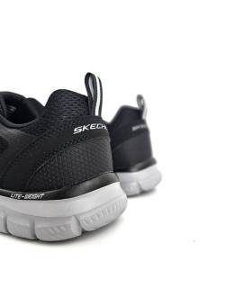 Vista trasera de las zapatillas de hombre negras de Skechers cómodas