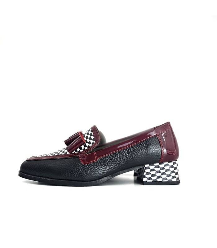 Zapatos mocasín mujer Jessica Nival diseño damero con lazo burdeos