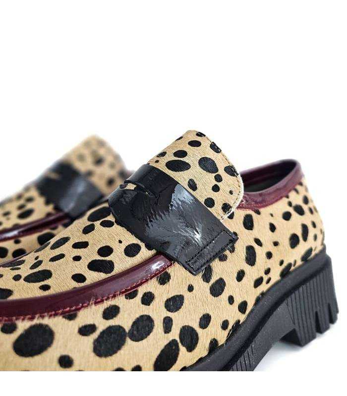 Detalle antifaz charol negro mocasines mujer Alicia Nival