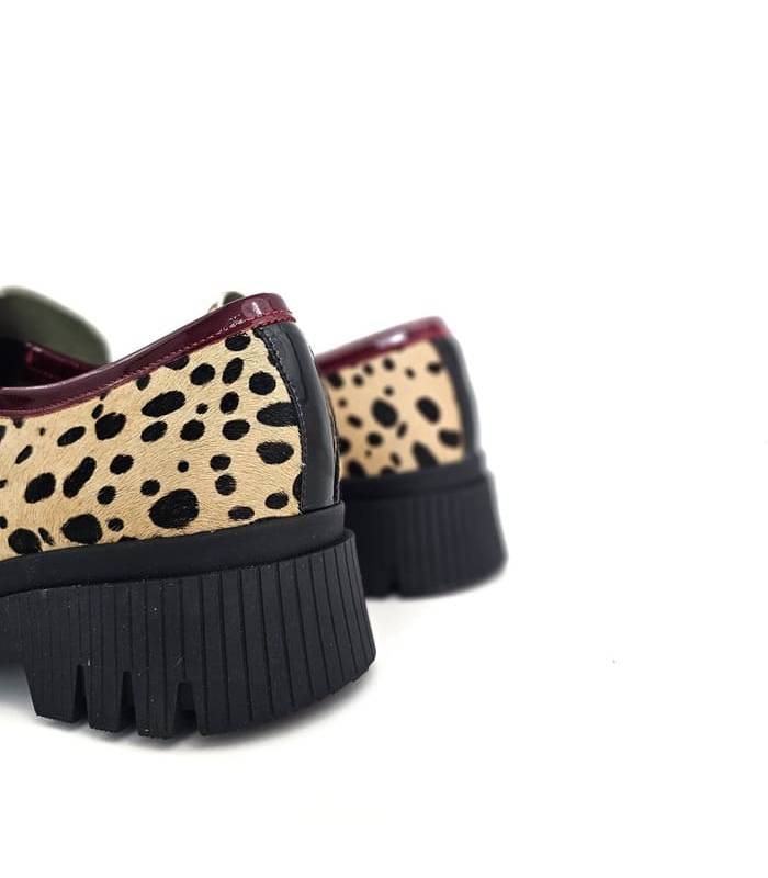 Mocasines plataforma mujer Nival diseño animal print, vista del talón