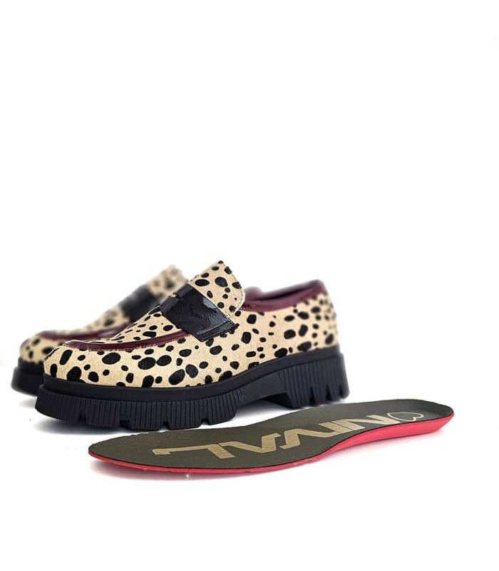 Mocasines plataforma mujer Nival diseño animal print junto a la plantilla extraida