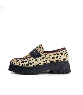 Zapatos mocasín mujer Alicia Nival piel charol burdeos, vista de perfil