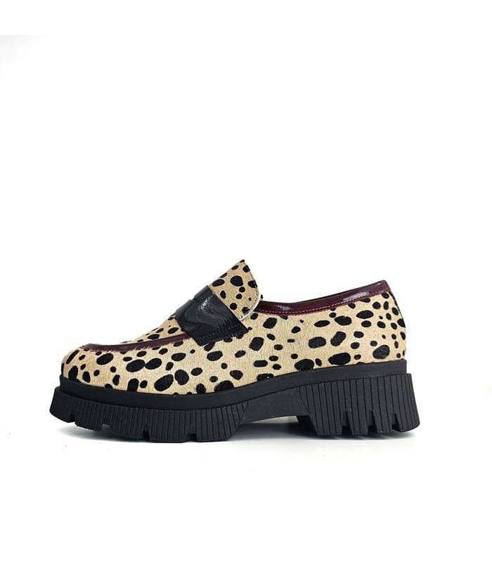 Zapatos mocasín mujer Alicia Nival piel charol burdeos, vista de perfil