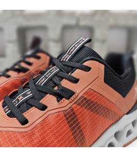 cordones negros y lengüeta con logo XTI en zapatillas naranjas hombre