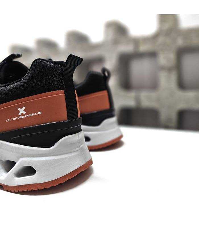 talón zapatillas XTI hombre naranjas con logo y refuerzo negro