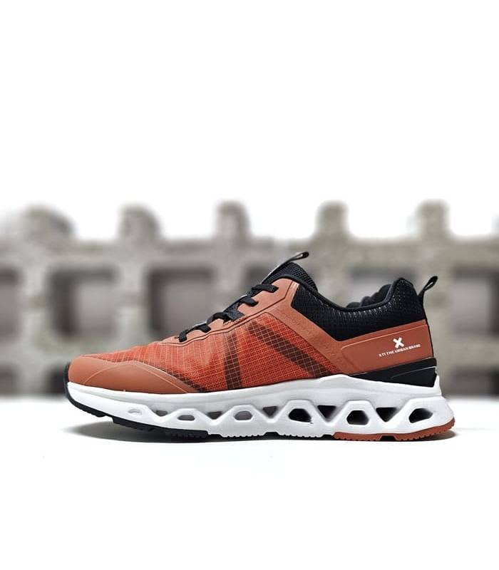zapatillas deportivas hombre XTI naranjas con suela perforada vista lateral