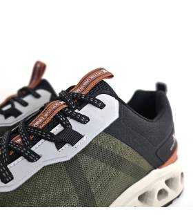 Detalle cordones: cordones negros y lengüeta con logo XTI en zapatillas verdes hombre