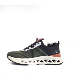 zapatillas deportivas hombre XTI verdes con suela perforada vista lateral